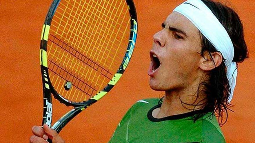 Nadal celebra la consecuciÃ³n de un punto en uno de sus partidos en su primer Roland Garros, en 2005.