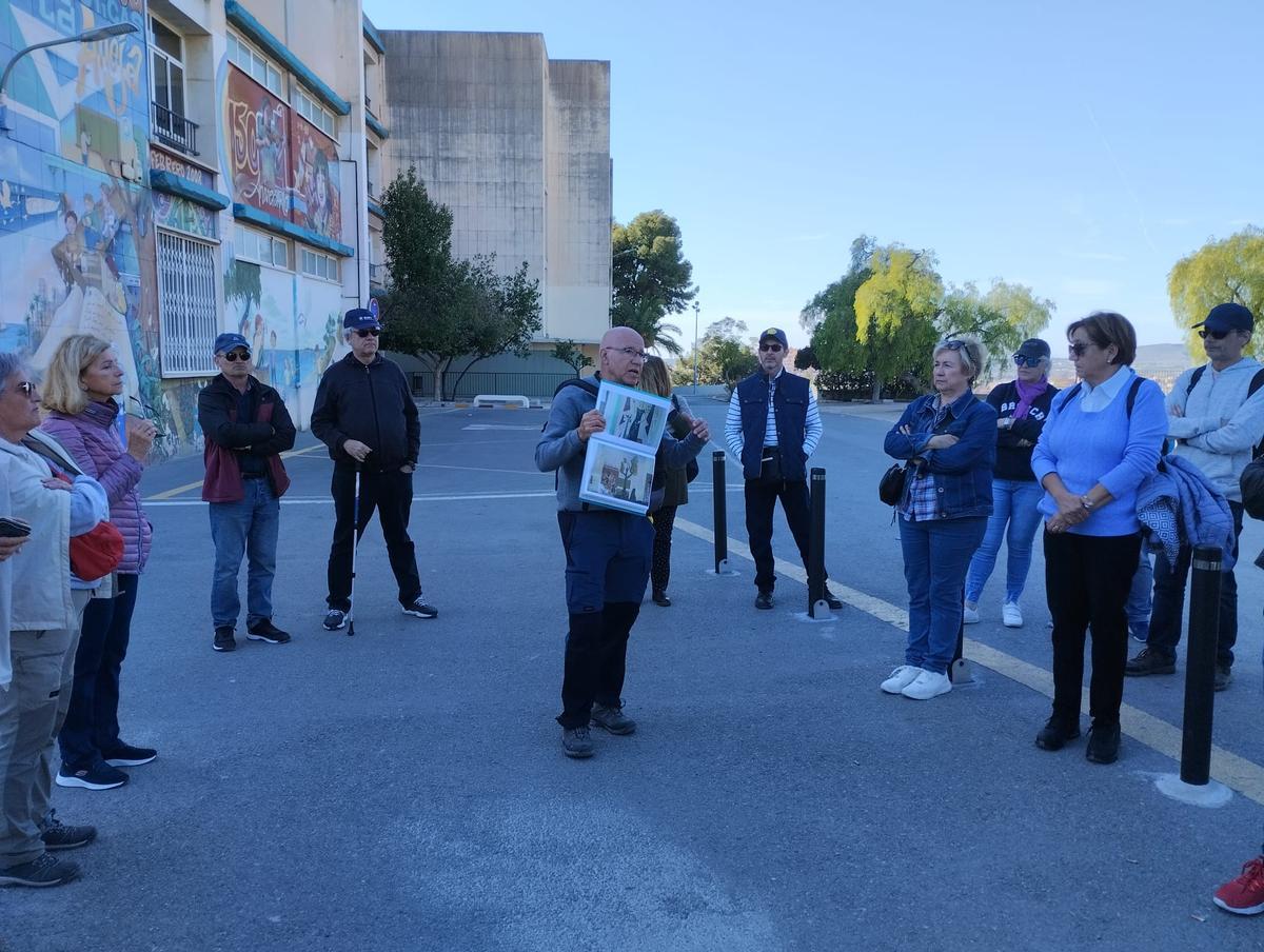 La Cruz del Siglo está situada en el patio del centro escolar Aneja