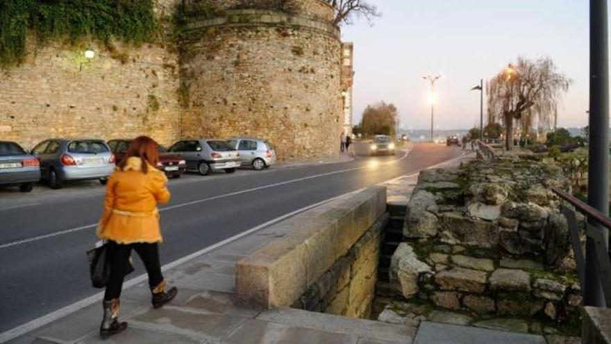 Tramo de la muralla en la zona del jardín de San Carlos. / carlos pardellas