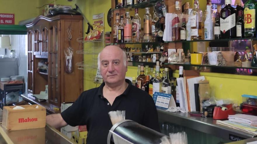 José Manuel Rodríguez, al frente del Bar Madrid, el más añejo de La Tenderina.