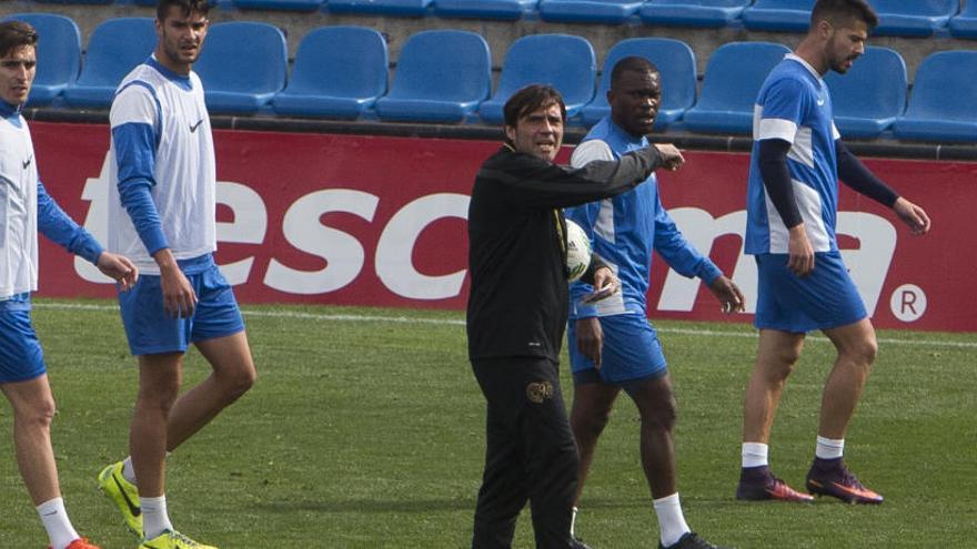 Carlos Luque dirige un entrenamiento reciente del Hércules.