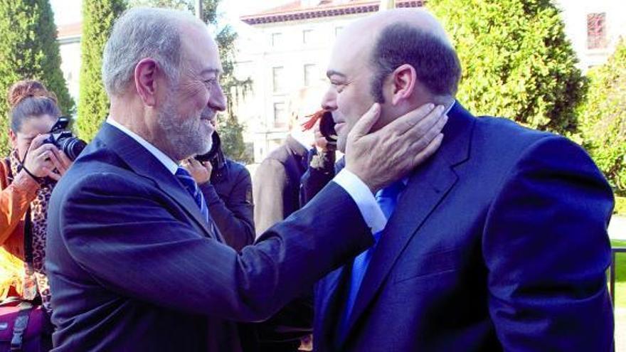 De Lorenzo saluda cariñosamente a Agustín Iglesias Caunedo, ayer, ante la sede de la Delegación del Gobierno.