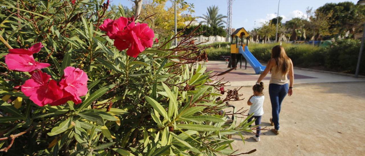 Una mujer pasea con su pequeña por un parque de Alicante, ciudad que, como todas, también nota el descenso de la natalidad.