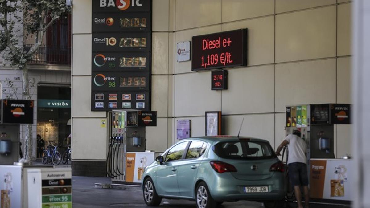 Coches en una gasolinera, el pasado agosto, en Barcelona.