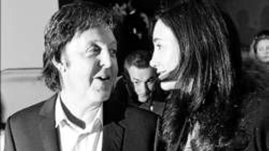 PAUL McCARTNEY: EL MUSICO ECLIPSA DESDE EL PUBLICO EL DESFILE DE SU HIJA EN PARIS