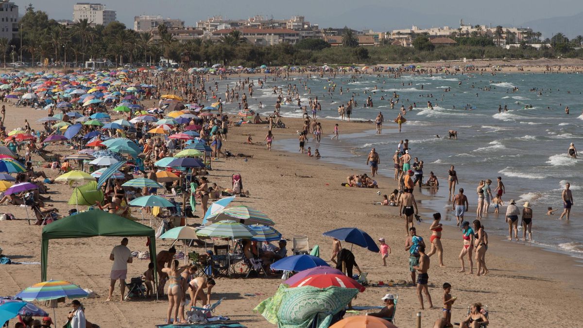 Playa llena de gente con altas temperaturas en el Port de Sagunt