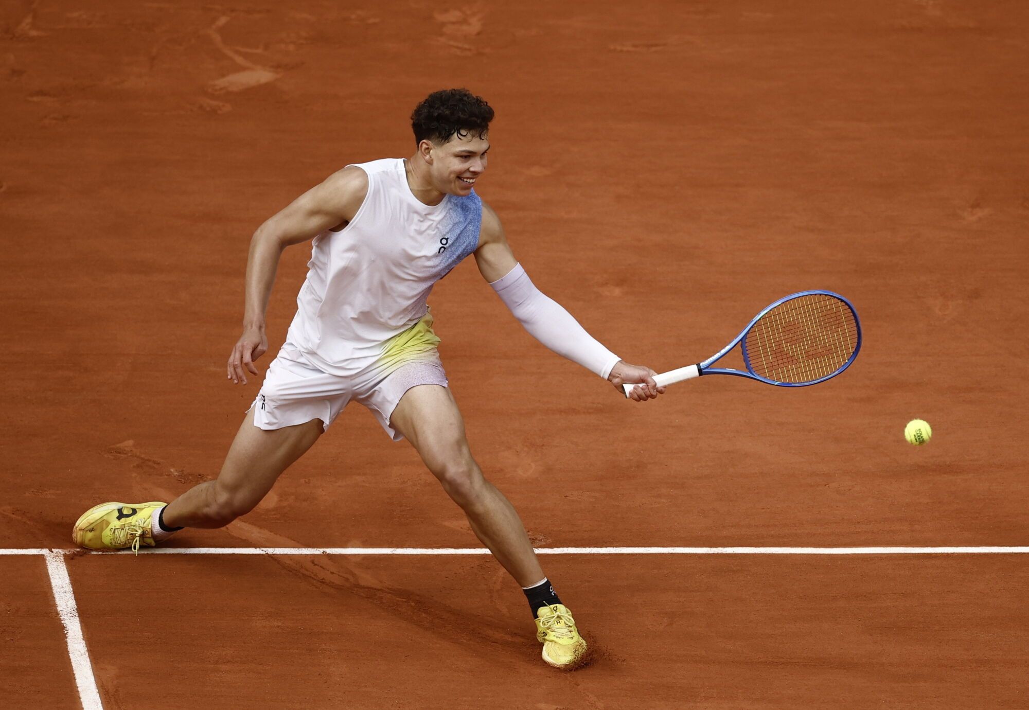 PARIS (France), 01/06/2025.- Ben Shelton of USA in action during his Men's 4th round match against Carlos Alcaraz of Spain at the French Open Grand Slam tennis tournament at Roland Garros in Paris, France, 01 June 2025. (Tenis, Abierto, Francia, España) EFE/EPA/YOAN VALAT