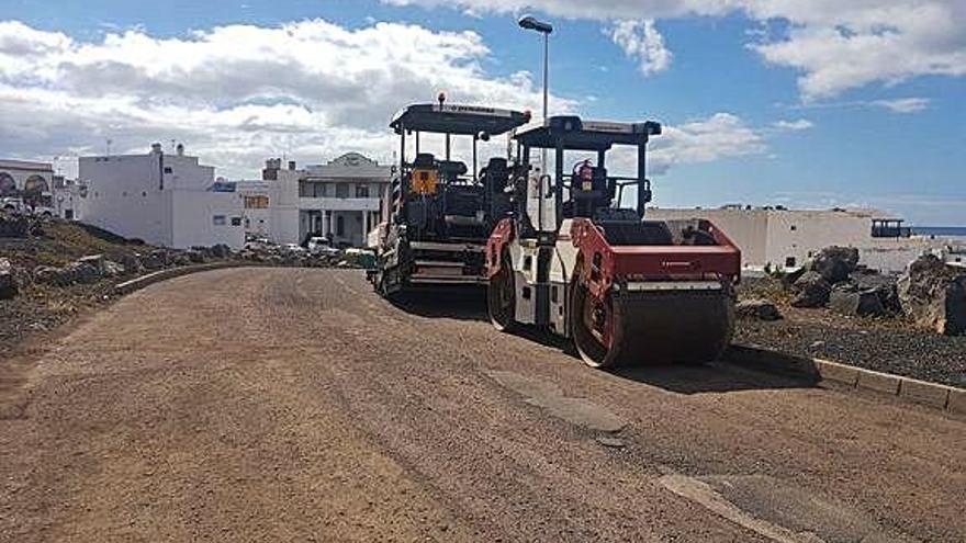 Inicio ayer de las obras de asfaltado en Puerto del Carmen.