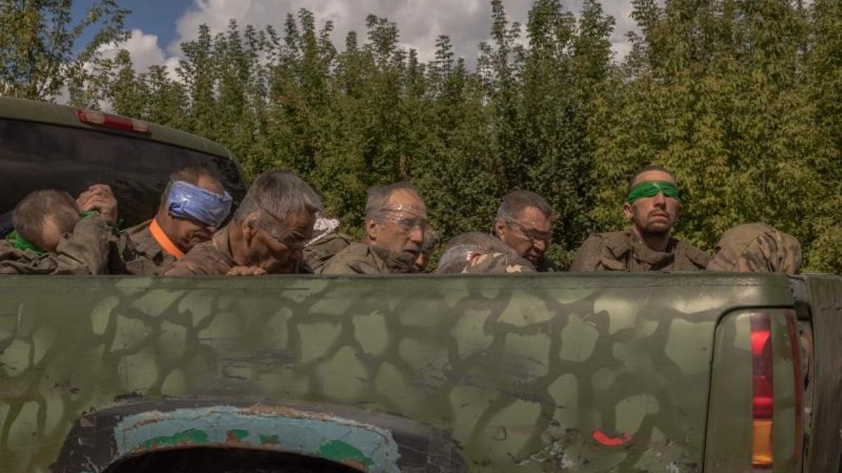 Un camión transporta prisioneros rusos con los ojos vendados, traidos desde la vecina región de Kursk