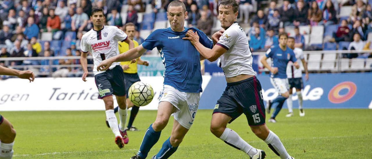 Cervero disputa un balón con el defensa del Huesca Christian Fernández.