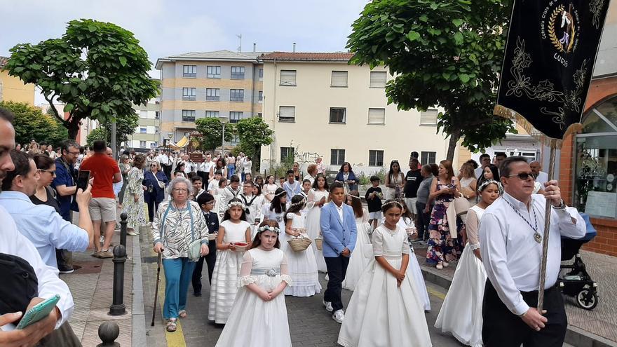 Lugones festeja el Corpus con una alfombra floral de 26 metros: así han lucido las creaciones de las voluntarias