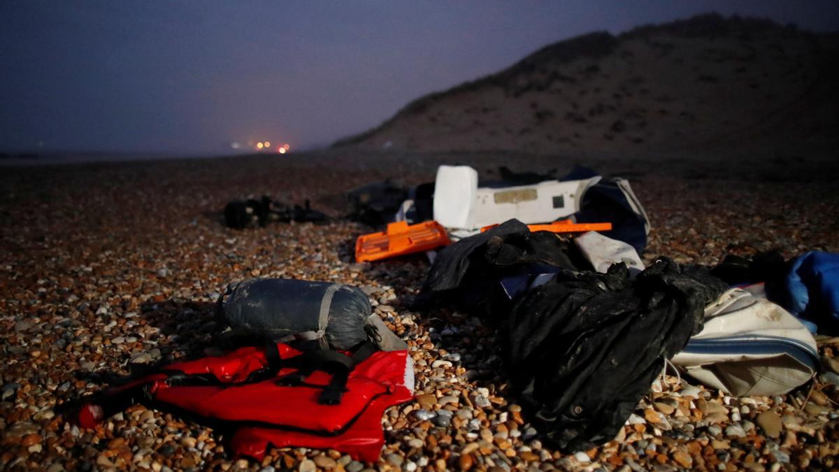 Un bote hinchable y chalecos salvavidas abandonados en una playa de Wimereux, en el departamento francés de Paso de Calais, este miércoles.