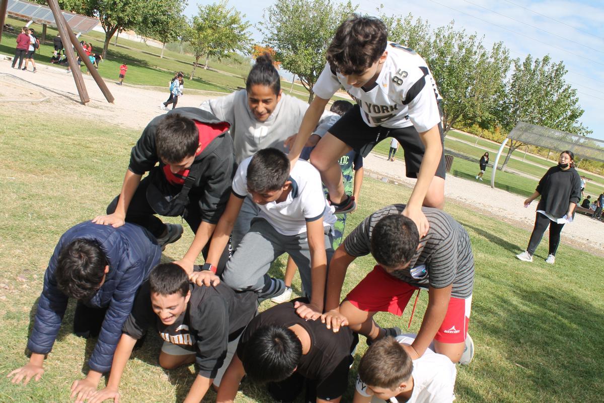 Una divertida pirámide de alumnos durante la jornada de convivencia.
