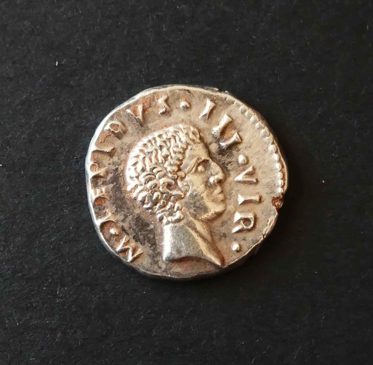 Ejemplar de moneda romana en plata con el rostro de Marco Emilio Lépido.