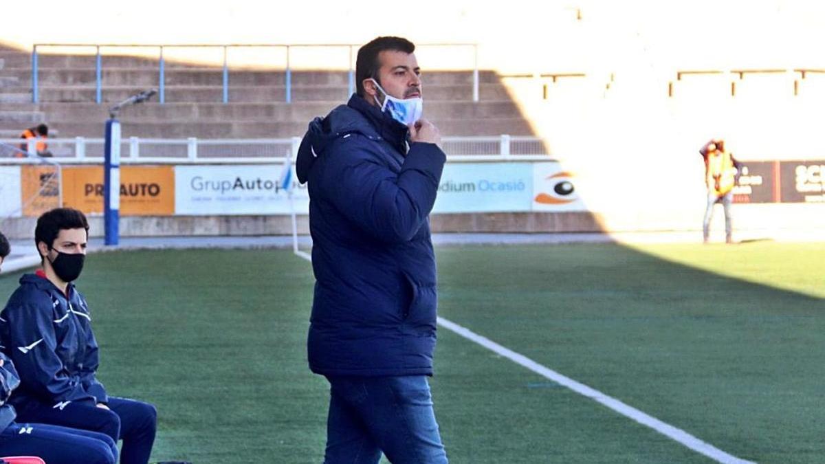 El fins ara segon entrenador, Albert Parés, va dirigir l&#039;entrenament d&#039;ahir al vespre.