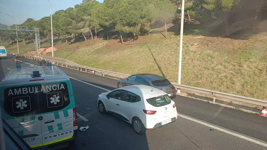 Xoc entre una moto, un turisme i un autobús a la B-23