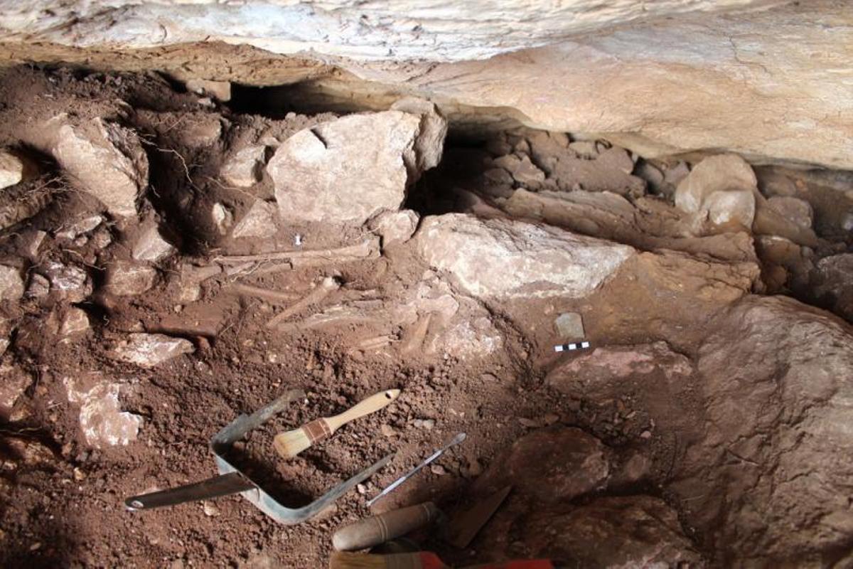 Vista de la cá́mara sepulcral con restos óseos y el hacha de cobre | L.O