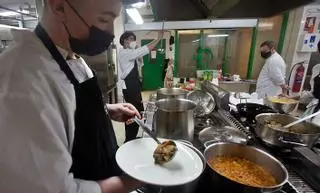 200 alumnos de Formación Profesional cocinan para gente necesitada