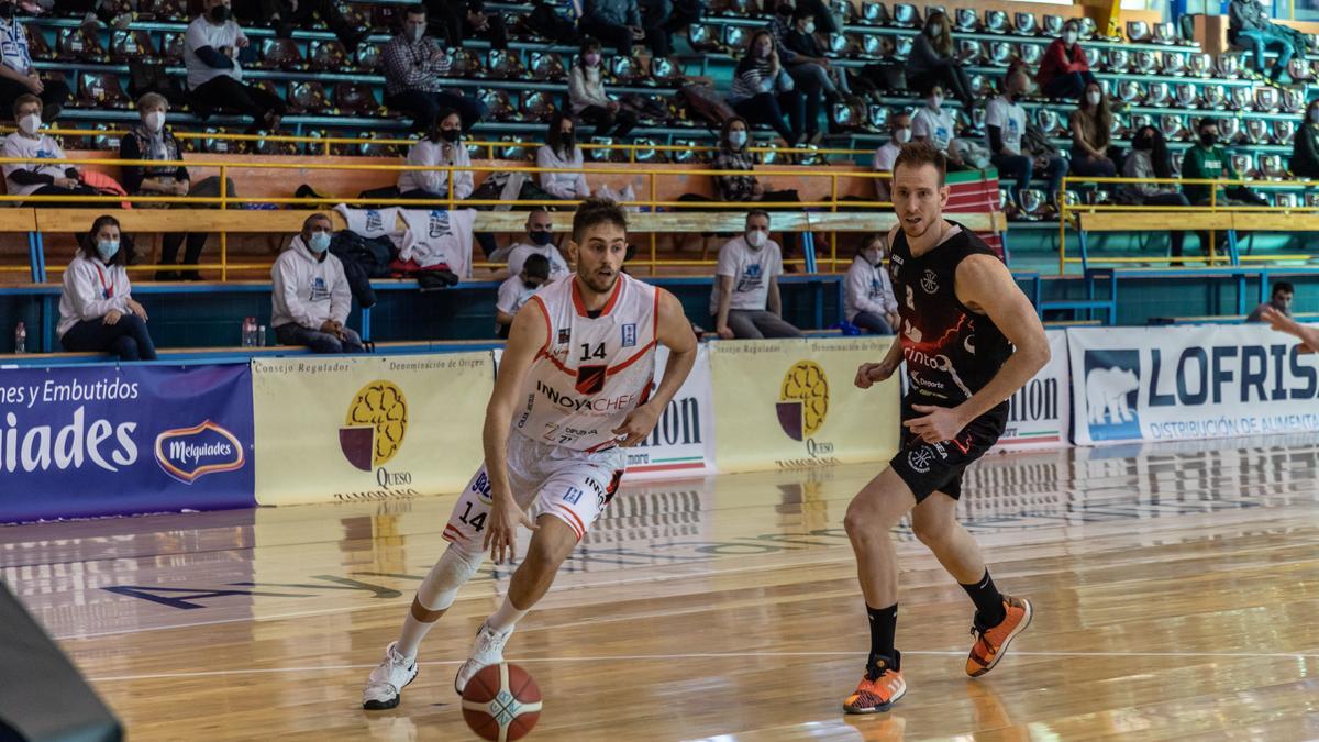 Pol Molins encara el aro del Círculo Gijón en el duelo de ayer del Innova Chef