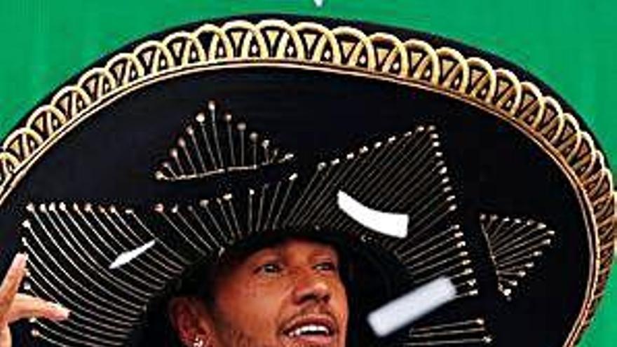 Lewis Hamilton celebra una nova victòria amb un barret mexicà