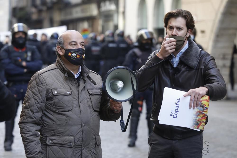 CDR i Vox es manifesten a la plaça del vi sense enfrontaments