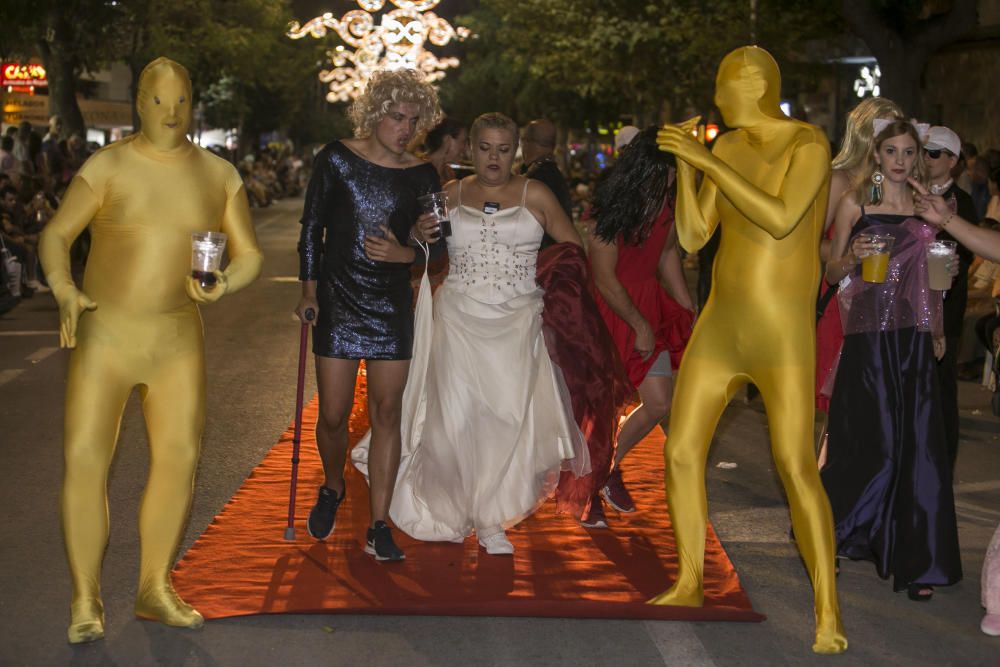 Desfile de disfraces en las fiestas de Sant Joan.