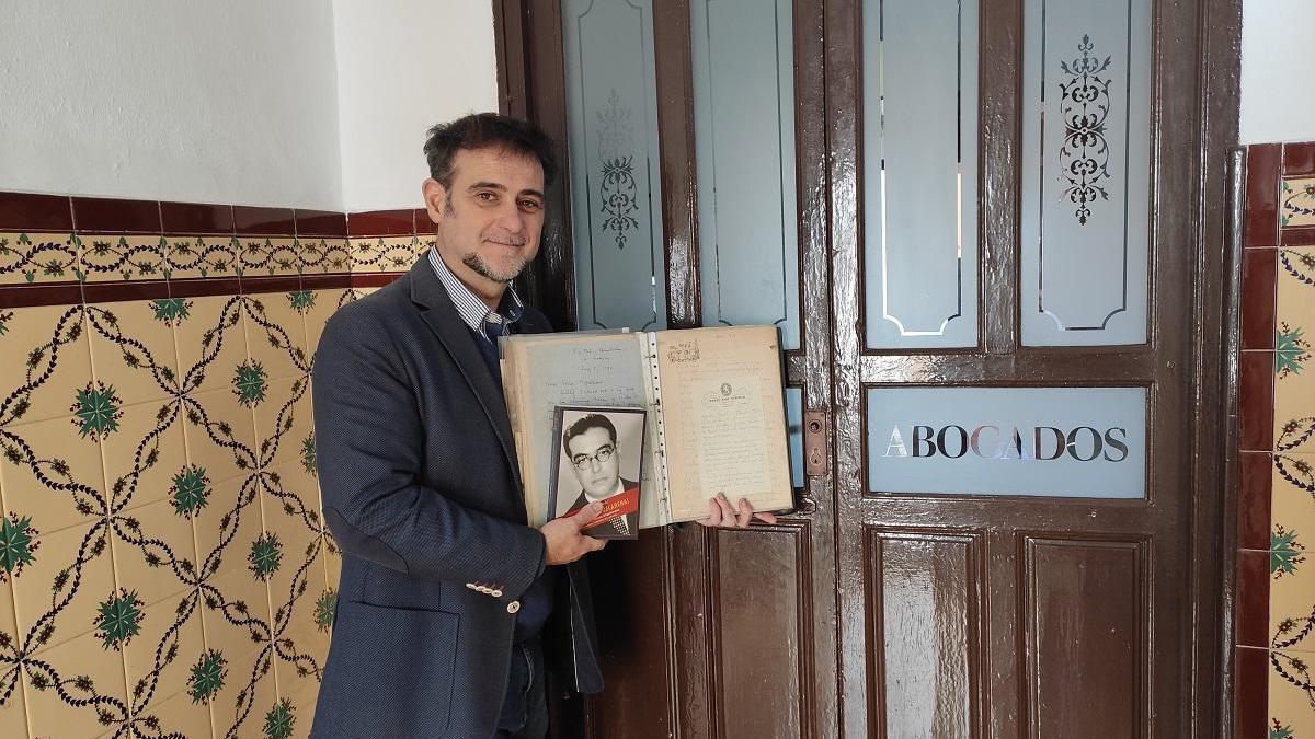 Eel abogado Pablo Rojo Platero ayer, en la puerta de su bufete en Frigiliana, con parte de la documentación que conserva sobre el periodista y escritor Jacinto Miquelarena.