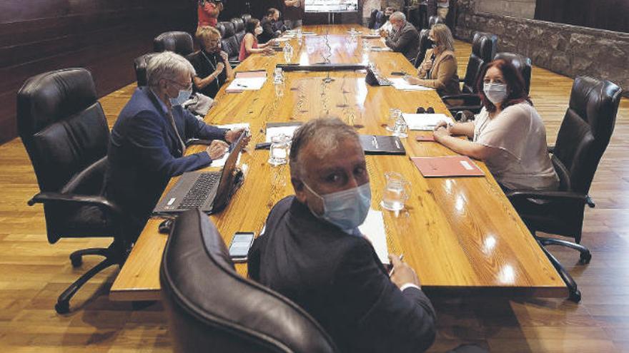 El presidente del Gobierno, Ángel Víctor Torres, en primer término, en el Consejo de Gobierno de ayer en la capital tinerfeña.