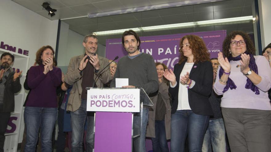 El diputado electo de Podemos, Javier Sánchez, estuvo arropado en su intervención en la sede de la calle Cartagena por el líder del partido en la Región, Óscar Urralburu, la diputada Mª Ángeles García y otros políticos y simpatizantes de la formación.