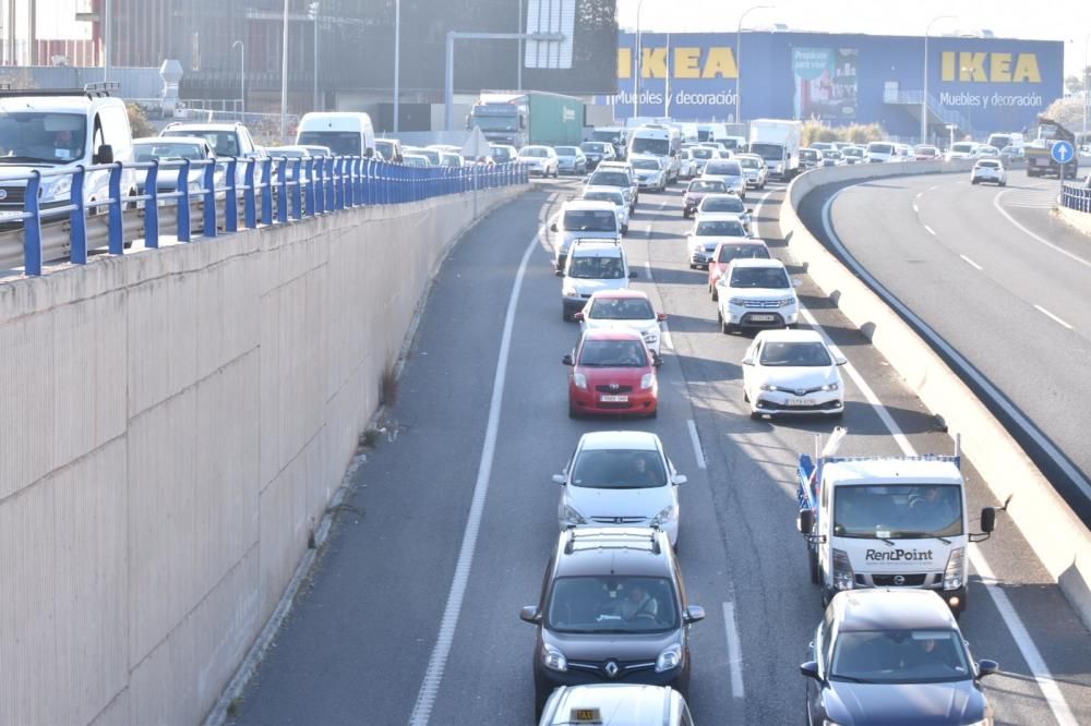 La colisión de tres camiones y dos coches colapsa la Vía de Cintura