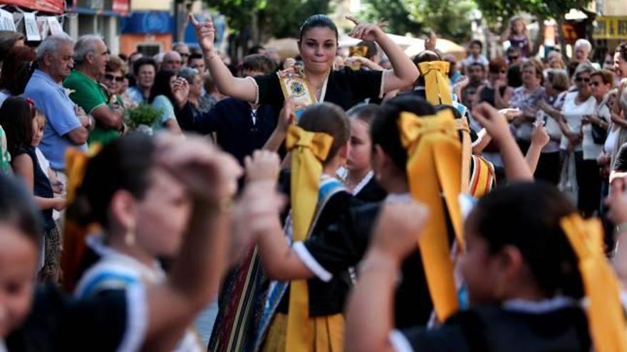 Damas de 2013 bailando el «peuet», con la reina mayor al fondo.