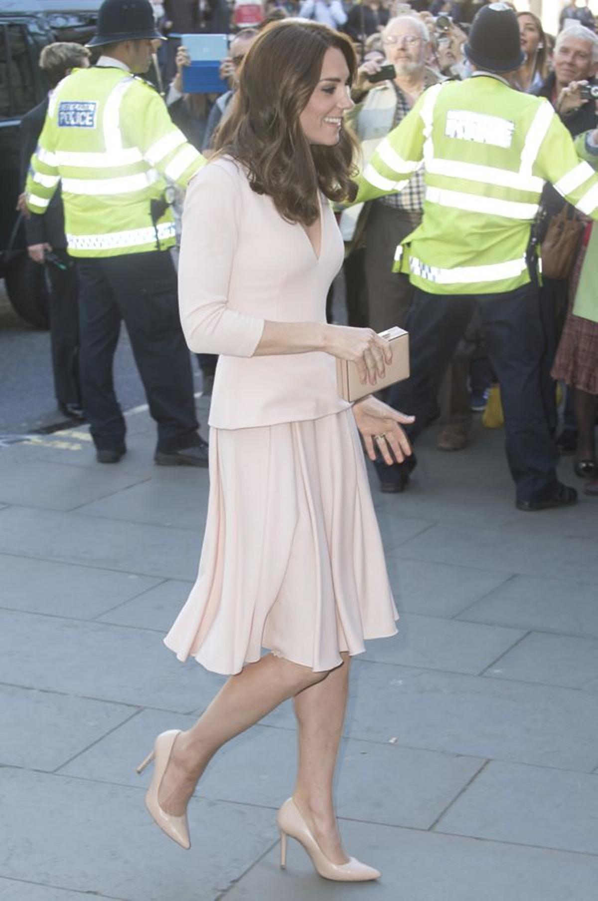 Kate Middleton con salones rosas de Jimmy Choo