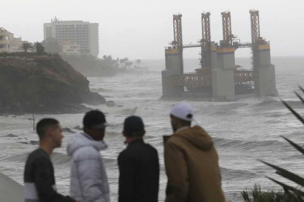 Una plataforma, a la deriva en la costa de Benalmádena