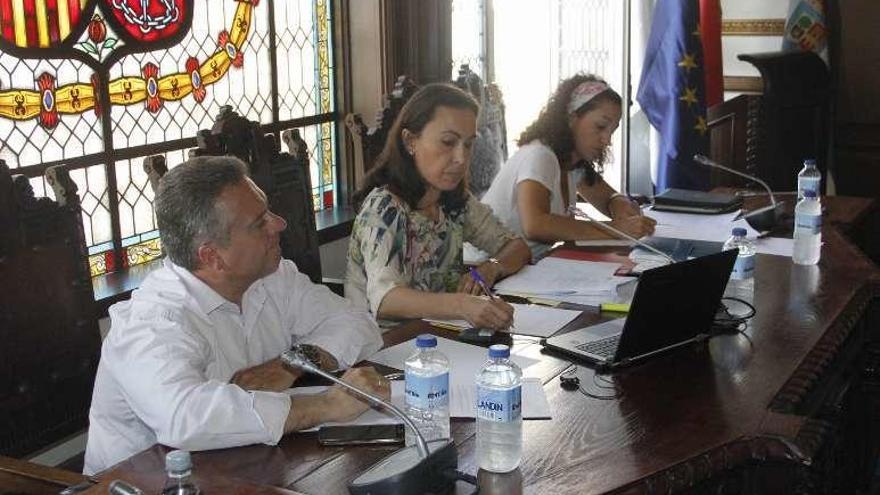 Marín Ramallo (centro), en el pleno de ayer. // Santos Álvarez