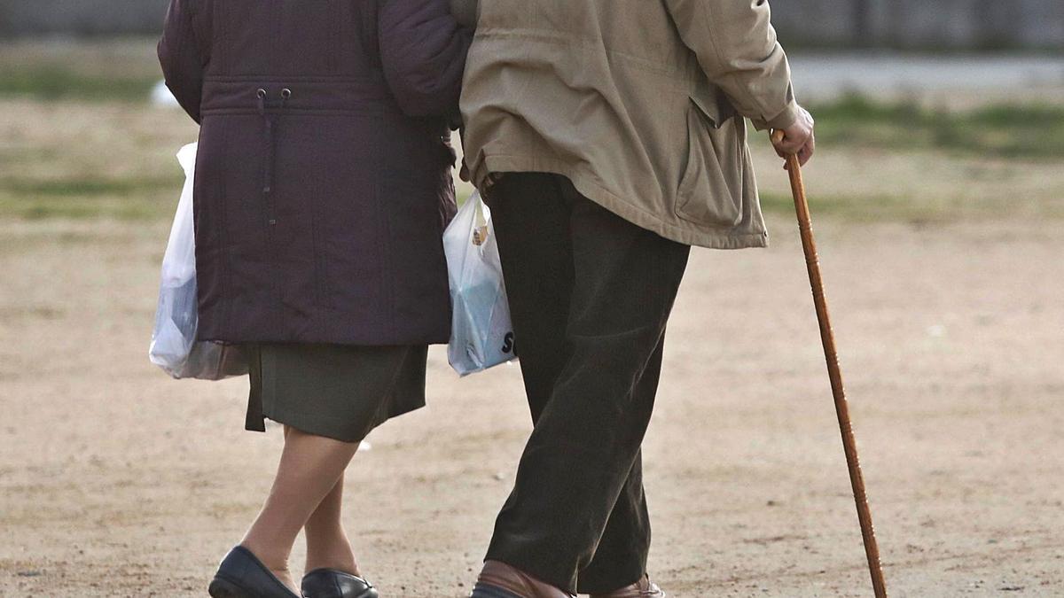 És molt recomanable fer exercici dins de la llar i, si es pot, sortir al carrer a fer petites passejades