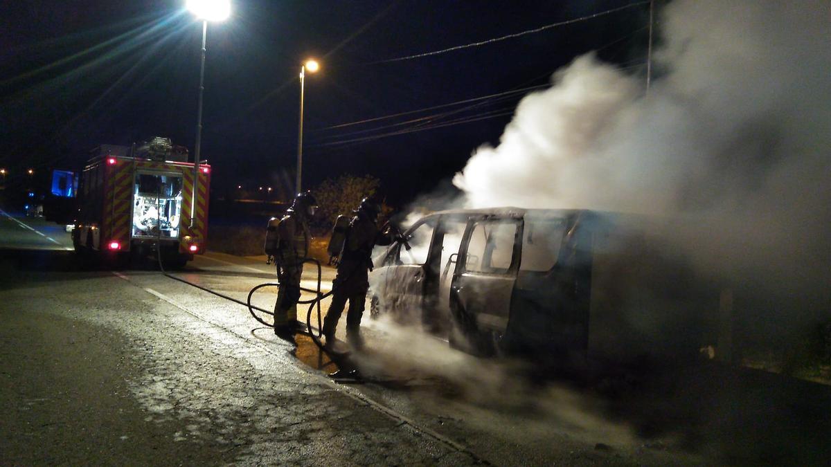 Los bomberos apagan el incendio de una furgoneta en Abanilla.