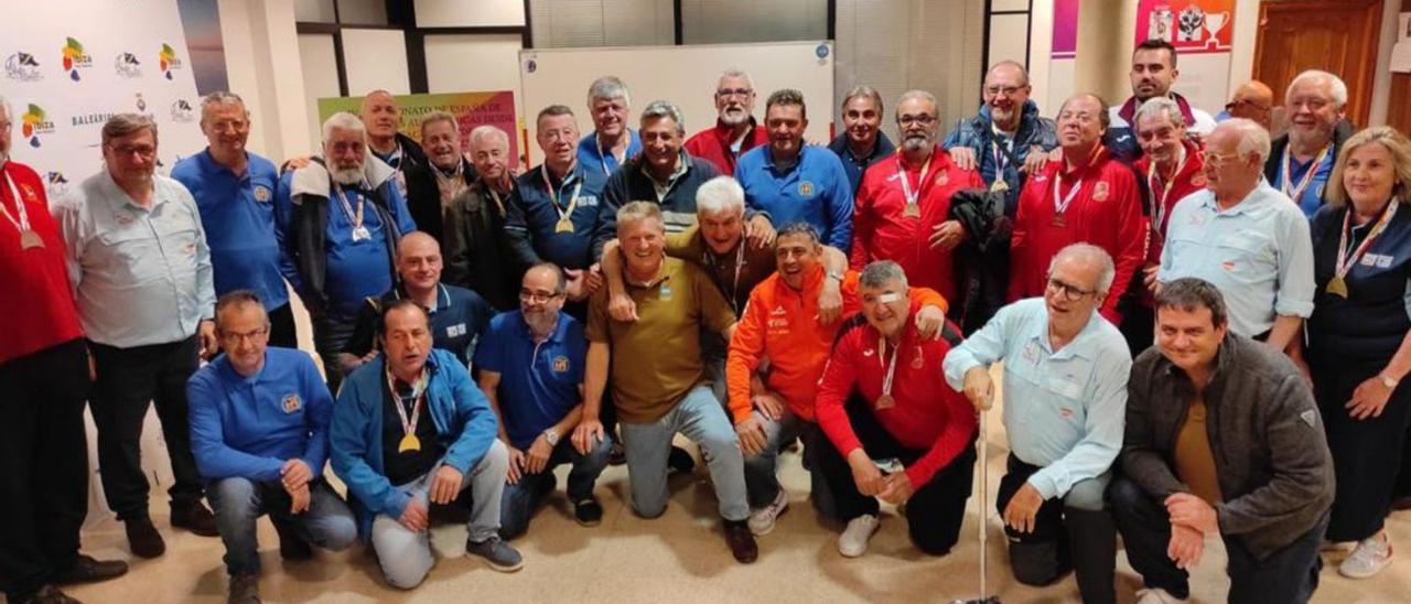 Foto de familia de los participantes y premiados en el Campeonato de España de Pesca. | FOTOS: CNSE