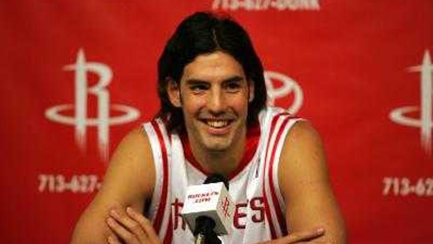 El nuevo jugador argentino de los Houston Rockets Luis Scola