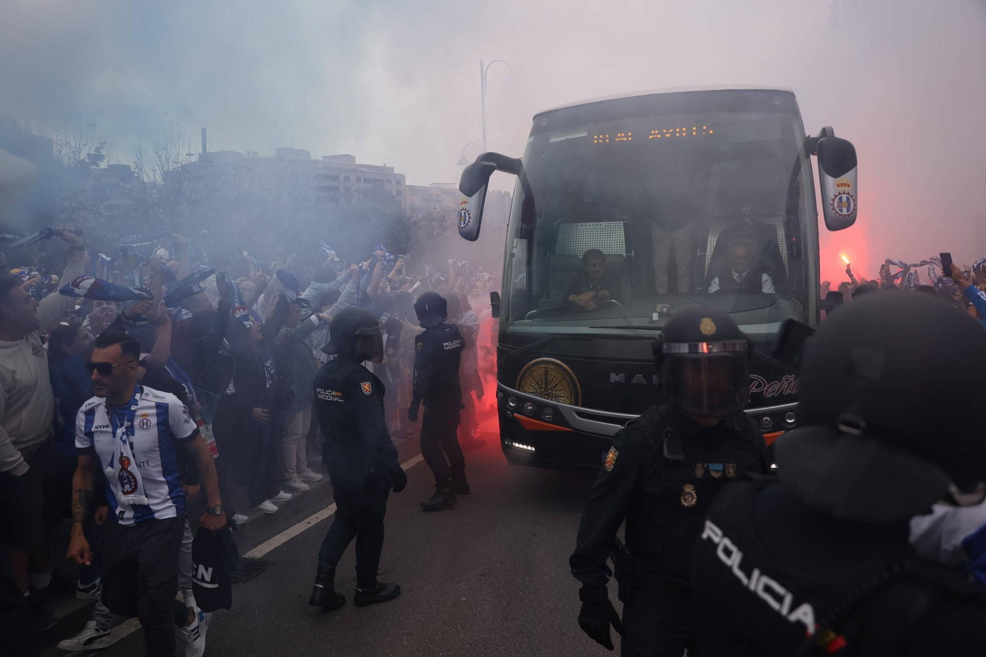 EN IMÁGENES: Avilés se tiñe de blanquiazul para la final por el ascenso ante el Rayo Majadahonda