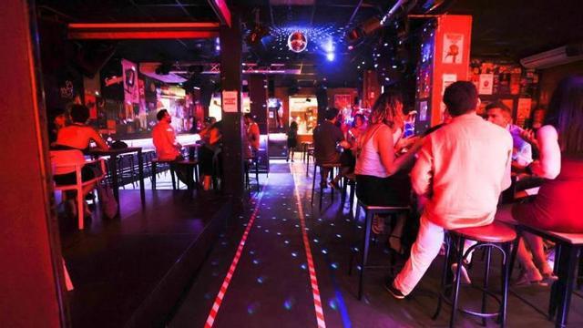 Pista de baile del local 
Radio City, llena de mesas
y con cinta para 
delimitar el 
espacio.  f.bustamante | F.BUSTAMANTE