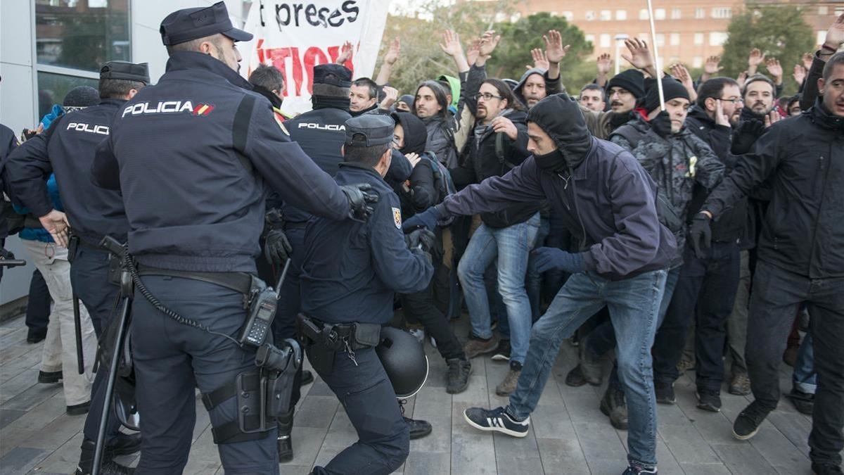 La policía trata de impedir el corte de vías en la estación del AVE de Girona.