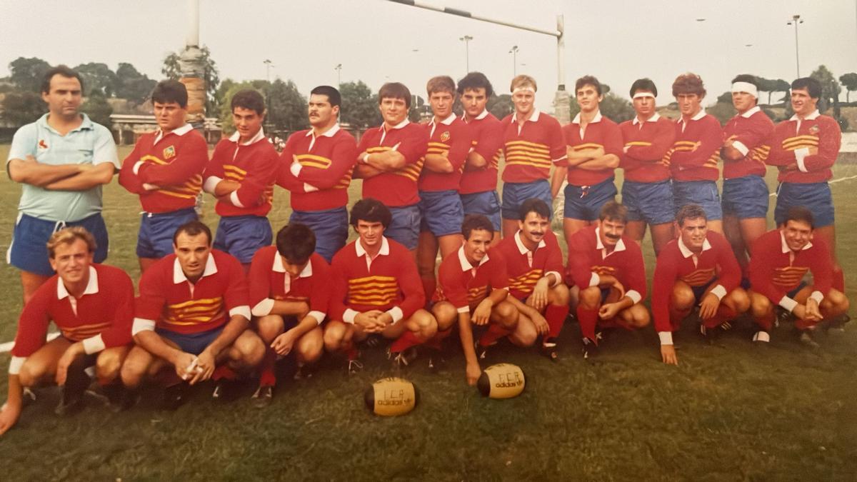 Buch, el sisè de dalt per l'esquerra, amb la selecció catalana a Itàlia