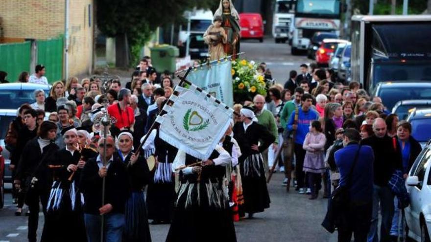 Los feligreses de A Xunqueira salieron en procesión.  // Iñaki Abella