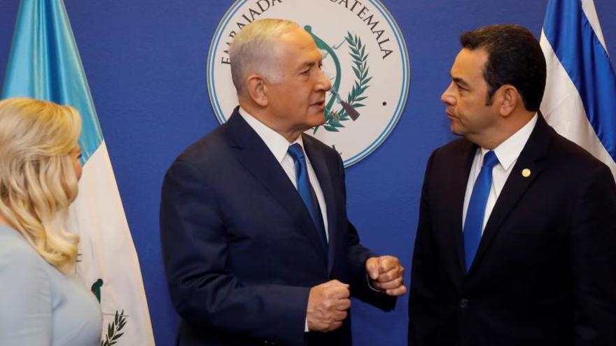 Netanyahu habla con el presidente de Guatemala, Jimmy Morales.