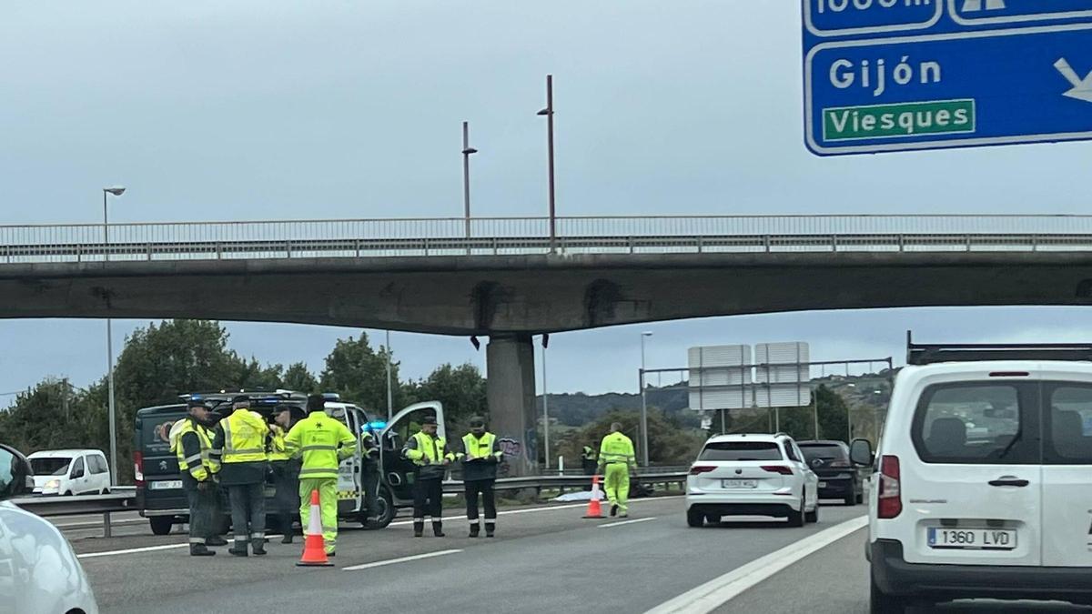 Agentes de la Guardia Civil en la autovía del Cantábrico tras el trágico accidente.