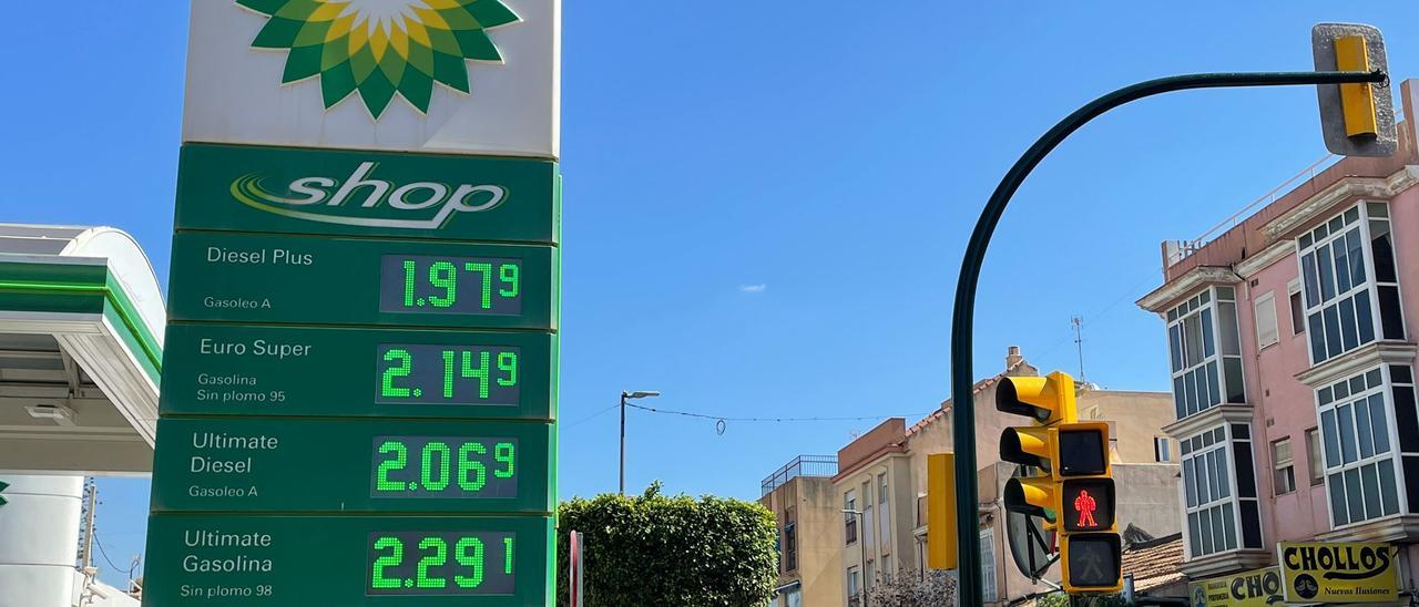 Actualmente el precio máximo de la gasolina en la provincia es de 2,149 euros por litro, mientras que el gasóleo está a 1,969 euros por litro