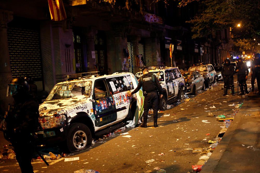 Los Mossos cargan contra los manifestantes ante la sede de la Consejería de Economía