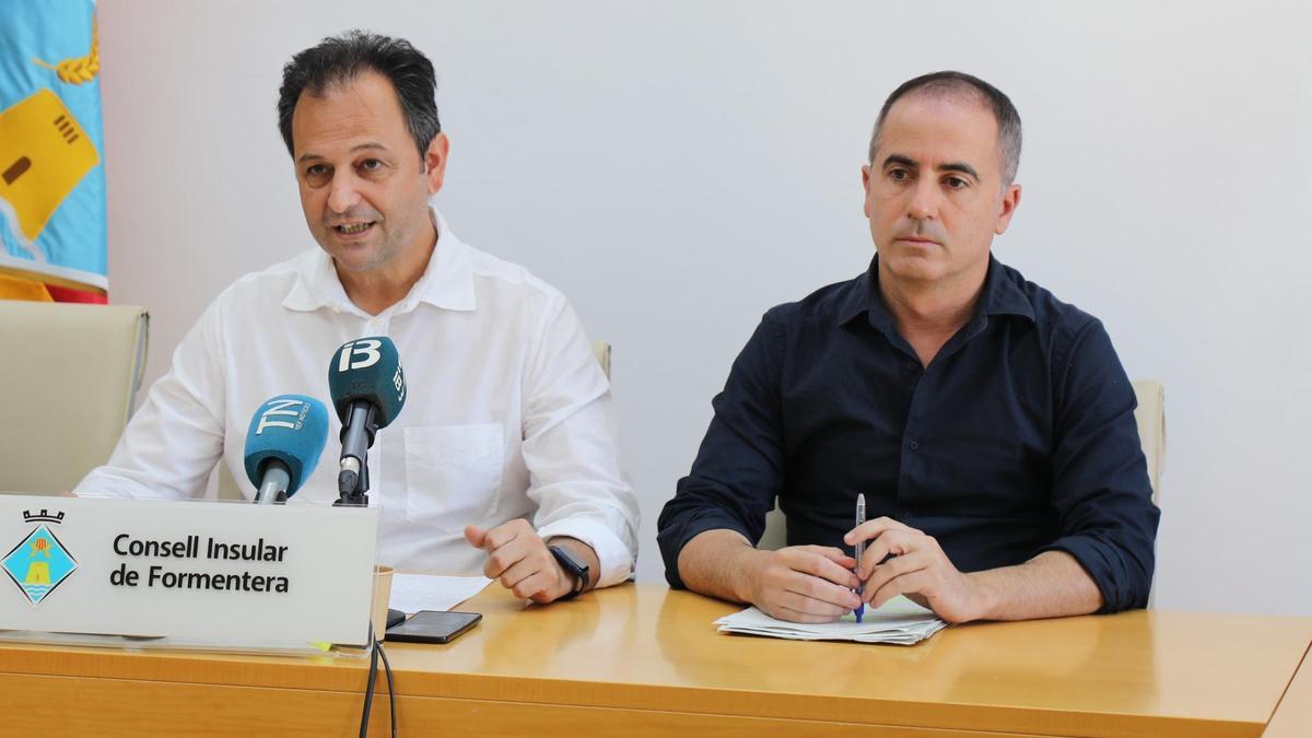 Llorenç Córdoba y José Manuel Alcaraz en una rueda de prensa enel Consell de Formentera