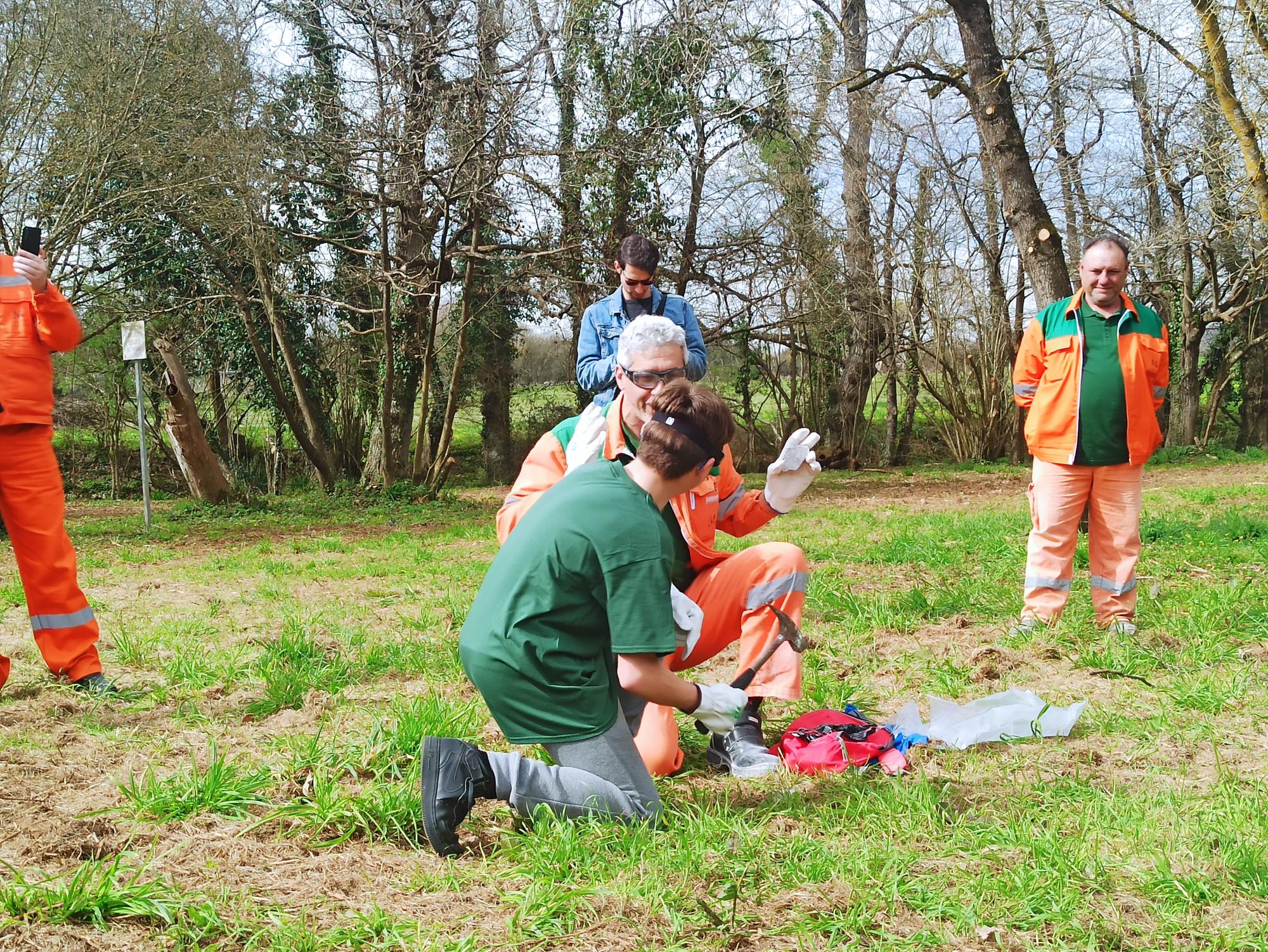 Los escolares de San Cucao ponen freno a la huella de carbono con la plantación de árboles frutales, así fue la jornada ambiental