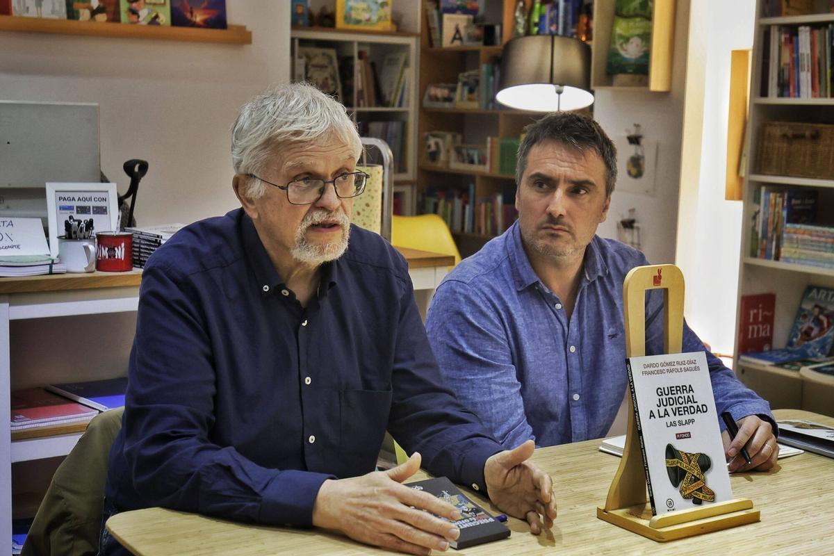 El autor del libro 'Guerra judicial a la verdad. Las SLAPP', Francesc Ràfols, junto al periodista Víctor Vivó.